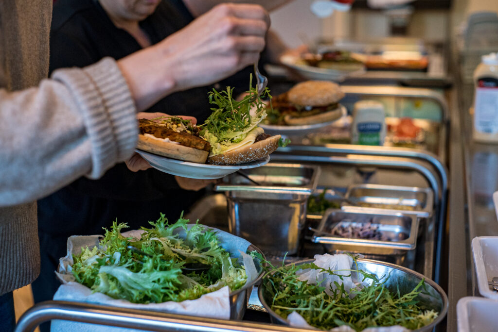 29 Burger mit Salat